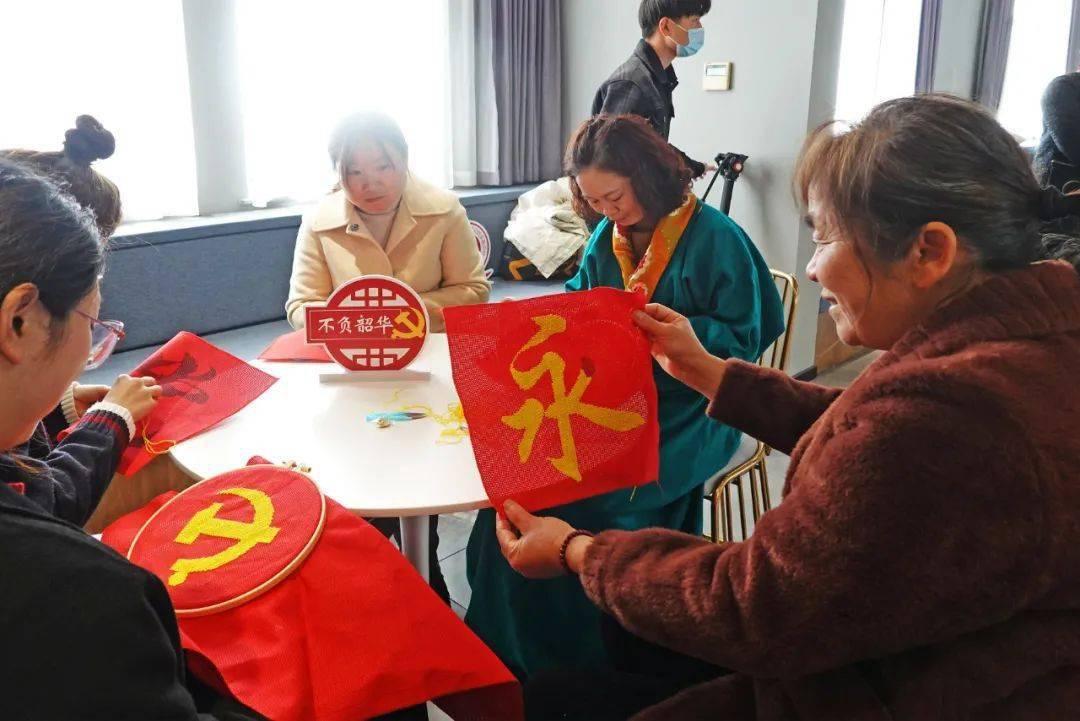 粉色设计款花苞袖小礼服，你知道晚宴该怎么穿搭吗？游戏画面
